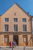 Parlement de Bourgogne Xe siècle. Ici se tenaient les jours généraux du duché de Bourgogne. Eudes IV y préside en 1212, Philippe le Hardi en 1370. Tribunal du bailliage de Beaune 1190 – 1489. Auditoire royal du bailliage 1489 – 1790. Palais de justice 1790 – 1861. Ce bâtiment, mutilé en 1874, a été restauré en 1960 par Joseph Drouhin. Dans l'enceinte gallo-romaine du IVe siècle. Caves et cuveries de la collégiale de Beaune XIIIe siècle. Cave des ducs de Bourgogne XIVe siècle. Celliers des rois de France.