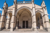 Les trois vaisseaux du porche sont à deux travées voûtés d’ogives et qui reposent sur des piliers et sur deux colonnes centrales. On y remarque un balustrade avec des gargouilles sculptées. Les portails sous le porche, mutilés à la Révolution, ont perdu leur décor, à l’exception des vantaux du 15e siècle et de la statue de la Vierge du 19e siècle.