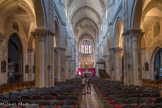 Le plan développé de la basilique montre une nef de six travées à collatéraux, un transept saillant, un chœur à déambulatoire et trois chapelles rayonnantes. L’architecture somptueuse montre les caractéristiques propres à l’art roman bourguignon : l'élévation à trois étages selon le modèle clunisien, le triforium avec triple arcature qui se prolonge dans les croisillons et le chœur, les doubles fenêtres hautes, les piliers cruciformes avec pilastres cannelés, le berceau brisé couvrant la nef et les croisillons et le clocher surmontant la coupole de la croisée. Les bas-côtés sont voûtés d’arêtes sur doubleaux brisés reposant sur des pilastres cannelés. Ils s’ouvrent sur douze chapelles gothiques, des 14e-16e siècles, au riche décor sculpté.