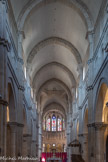 Le vaisseau de la nef, couvert de voûtes en berceau brisé sur doubleaux, s’élève sur trois étages selon le modèle clunisien. Le premier étage est celui des grandes arcades brisées à double rouleau, reposant sur des piliers cruciformes flanqués de deux colonnes engagées et de deux pilastres cannelés. Au niveau intermédiaire, un triforium aveugle se compose de triples arcatures avec pilastres cannelés et chapiteaux. Le dernier étage est illuminé par de doubles fenêtres hautes entourées d’arcatures. Les pilastres soutenant la voûte y sont flanqués de deux colonnettes.
