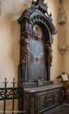 Chapelle Saint Flocel dite de Bouton. Autel retable en faux marbre XVIII siècle avec médaillon à l'effigie de St Luc Encadré par deux anges gainés en chêne style maniériste (Hugues Sambin sculpteur XVII siècle) Partie inférieure de l'autel : cartouche - Agneau Divin.
