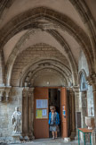 Le portail du bras droit du transept ouvre sur une galerie de cloître à sept travées. Il est cantonné de deux voussures à rinceaux et de quatre colonnes dont les chapiteaux sont sculptés de décors végétaux, de deux femmes-oiseaux et d’un combat de coqs.