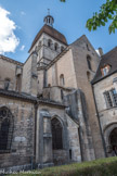 La tour du clocher, des XII ème et XIII ème siècles, est couronnée d'un dôme campaniforme surmonté d'une guette. Ce dôme fut construit au XVI ème siècle à la suite de l'incendie de la flèche primitive en 1575.