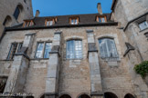 La galerie du cloître est surmontée d'une partie des anciens bâtiments canoniaux, actuellement utilisée comme presbytère.