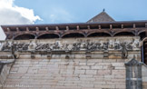 La Chapelle de Bouton des années 1530 présente une balustrade à galerie de bois et un riche décor de frises sculptées de la Renaissance.