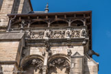 A droite de la façade, la Chapelle de Bouton des années 1530 présente une balustrade à galerie de bois et un riche décor de frises sculptées de la Renaissance.