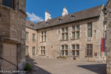 Hôtel des ducs de Bourgogne. Musée du vin de Bourgogne. Les bâtiments de l'actuel musée du Vin occupent la partie sud-est de l'ancien castrum de Beaune. Sous les ducs Valois, il sert de résidence au châtelain de Beaune, officier ducal, et accueille occasionnellement le duc. L'hôtel ducal devient le Logis du Roi à partir de 1478. En 1919, la Ville de Beaune en devient propriétaire.
La cour principale est bordée sur trois côtés par des bâtiments d'un étage. Le bâtiment du côté de la rue Paradis présente une façade Renaissance allégée par de larges baies à meneaux surmontées d'arcs en accolade.