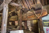 Les pressoirs dans la cuverie du musée du vin. Dans l'Antiquité égyptienne, grecque et romaine, on employa successivement la technique de la torsion d'une grande pièce d'étoffe enfermant le raisin, puis des bâtis serrant la vendange à l'aide de coins enfoncés au maillet. Au Moyen-Age, des machines, dont la pression s'obtenait par un cabestan mû par un jeu de leviers furent utilisés.
Les premiers pressoirs à vis paraissent avoir été | inventés par les Egyptiens ; le Musée d'Alexandrie possède les curieux éléments d'un tel modèle, plusieurs fois millénaire. Dans les peintures de Pompéï, on voit des pressoirs à huile de même conception, qui sont les ancêtres du pressoir à grand point.