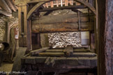 Les pressoirs dans la cuverie du musée du vin.