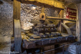Les pressoirs dans la cuverie du musée du vin.