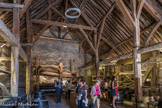 Les pressoirs dans la cuverie du musée du vin.