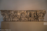 Fragment de mausolée bachique. Pierre.
IIe siècle de notre ère.
Découvert en 1683, lors de la démolition d’une tour du castrum gallo-romain du IIIe siècle, ce fragment fut réemployé dans la maçonnerie de la porte cochère donnant accès, par la rue Paradis, à l’Hôtel des Ducs.
Dégagé et réidentifié vers 1951 par Lucien Perriaux, il a été attribué au Musée du Vin en vue d’y être exposé sur les lieux mêmes de sa découverte.
Ce monument, à mettre en lien avec les mystères de Bacchus, représente trois personnages issus du thiase (cortège bachique) : le dieu Pan jouant de la flûte et deux bacchantes.