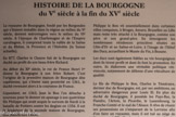 Histoire de la Bourgogne du Ve siècle à la fin du XVe siècle.
Le royaume de Bourgogne, fondé par les Burgondes qui s'étaient installés dans la région au milieu du Ve siècle, devient mérovingien vers le milieu du VIe siècle. Â l'époque de Charlemagne et de l'Empire carolingien, il comprend toute la vallée de la Saône et du Rhône, la Provence et l'Helvétie (la Suisse actuelle).
En 877, Charles le Chauve fait de la Bourgogne un duché au profit de son beau-frère Richard.
Au début du XIe siècle, le roi de France Henri Ier donne la Bourgogne à son frère Robert. C'est l'origine de la première maison de Bourgogne dite capétienne, qui s'éteint sans postérité en 1361, le duché revenant alors à la couronne de France.
Cependant, en 1363, Jean le Bon l'en détache à nouveau pour le donner en apanage à son quatrième fils Philippe qui avait acquis le surnom de Hardi à la bataille de Poitiers contre les Anglais en 1356. Il est le fondateur de la seconde maison de Bourgogne, dite maison des Valois.