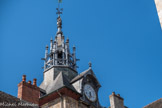 La tour est couverte d'un toit d'ardoise en pavillon surmonté d'un campanile ajouré en charpente recouverte de plomb ; sa flèche à gargouilles est ornée d'une couronne ducale au tiers supérieur et d'un épi de faîtage. Au-dessus de l'horloge, les phases de la lune.