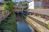 Bouzaize sortant de sous la ville au lavoir. Le lavoir Saint-Jacques a été édifié en 1887 au pied du rempart, où la Bouzaize sort à l’air libre après son mystérieux passage sous l’Hôtel-Dieu.
Resté longtemps en service, ce lavoir très fréquenté était notamment utilisé par les lavandières d’une blanchisserie bâtie juste à côté.
De l’autre côté du boulevard se situait le quartier des tanneurs, dont les cuves nauséabondes étaient creusées à même le sol. Il y a peu, on pouvait encore voir les volets de bois ventilant les greniers où les peaux étaient mises à sécher.