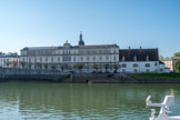 L'hôpital de l'île Saint-Laurent, construit en 1526, ainsi que sa chapelle du XIXe siècle. Il a conservé, dans un édifice de style néoclassique, une pharmacie qui a été terminée en 1786 et a remplacé une apothicairerie du XVIIIe siècle.