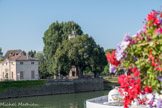 Tour du Doyenné, hexagonale, du XVe siècle, remontée sur l'île Saint-Laurent. Construite en 1409 au chevet de la Cathédrale Saint-Vincent elle servait d'escalier à vis au logement des chanoines et du doyen du Chapitre, d'où son nom.
D'autres tours de ce type existent encore à Chalon, notamment la Tour du Beffroi, rue des Tonneliers.
À la Révolution, la tour est vendue comme bien national. En 1822, elle est léguée à la Ville par son propriétaire. Mais, mal entretenue et à cause d'un affaissement de terrain, elle est déclarée en péril en 1906 et sa démolition est décidée. La ville vend alors les pierres à un antiquaire parisien ; celles-ci partent pour Paris et la tour est rachetée par antiquaire allemand qui l'abandonne au fond d'une cour parisienne en 1914 après la confiscation de ses biens.