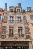 Maison dite des Quatre saisons. Du XVIe au XVIIIe siècle, les maisons situées dans cette rue appartiennent souvent à des hommes de loi installés près de la place du Châtelet où était rendue la justice royale. Ainsi, se trouvait ici au XVIe siècle la maison d'Hugues Baichet, procureur du Roi, qui chaque année, le jour de la procession de la Fête- Dieu ornait sa façade de la tapisserie aujourd’hui visible dans la cathédrale Saint Vincent.
