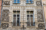 Maison dite des Quatre saisons. En 1657, on élève la demeure actuelle pour Barthélémy Maghien, avocat au parlement.
Comme souvent à cette époque, des bandeaux situés entre les étages rythment la façade; les deux étages, complétés par des combles habitables ornés de grandes lucarnes, possèdent des ouvertures régulières bordées de chaînages en pierre. Le décor est foisonnant : outre des guirlandes de fleurs sous la corniche, des vases en pierre placés aux extrémités de celle-ci et des gargouilles, le mur est orné de bas- reliefs. Ceux-ci représentent 4 Visages de profil (portraits ou les 4 âges) et 4 amours portant fleurs, blé, fruits ou fagot, qui personnifient les saisons. L'automne avec des raisins et l'hiver avec un fagot. L'homme représente l'âge mur, le vieil homme, la vieillesse.