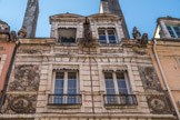 Maison dite des Quatre saisons. Le printemps avec des fleurs et l'été avec des épis de blé. L'enfance (la femme symbolise la naissance) et la jeunesse.