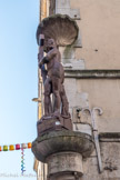 Copie de la statue qui se trouve dans la Cathédrale St-Vincent , en bois, et qui se trouvait ici. C'est monsieur Gaillard qui réalisa le travail, dans un tronc d'orme.