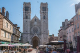 La cathédrale de Chalon s’élève à l’emplacement d’un temple antique du castrum de Cabillonum. Chalon est une ville épiscopale très ancienne puisque l’évêché fut fondé en 449. La première cathédrale, dédiée à Saint-Etienne, fut élevée sur l’enceinte du castrum gallo-romain du 3e siècle. En 542, la cathédrale est dédiée à Saint-Vincent. Sous le Roi Gontran, Chalon devient la capitaleLa cathédrale au 18e siècle du royaume mérovingien des Burgondes.  La première cathédrale fut agrandie en 580 par l’évêque saint Agricole et décoré de mosaïques fameuses.  Aux époques mérovingiennes et carolingiennes, Chalon était un centre religieux important et lieu de plusieurs conciles, comme en 647 et en 813. La cathédrale, plusieurs fois restaurée aux 8e, 9e et 10e siècles, fut reconstruite en style carolingien avec l’assistance de Charlemagne. Une nouvelle cathédrale romane fut construite à partir de la fin du 11e siècle par l’évêque Gauthier de Couches (1080-1120). Elle fut érigée en trois étapes, d’est en ouest, de 1090 à 1150. Le chantier s’étale ensuite sur plusieurs siècles puisque l’église est reprise en gothique. Le chœur vers 1230, la nef au 14e siècle et les chapelles au 15e siècle complètent la cathédrale. La nouvelle église fut consacrée en 1403. L’église fut restaurée au 19e siècle et reçut une nouvelle façade néo-gothique, la première en France, à deux clochers durant les années 1827-1847.