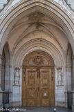 Le grand portail sous le porche de la façade est en bois sculpté.