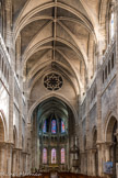 L’élévation et les voûtes datent de plusieurs campagnes en style gothique. Les murs de la nef sont du début du 14e siècle, les voûtes de la nef ainsi que le cloître sont de la fin du 14e siècle, et les chapelles de la nef sont des 15e et 16e siècles. Les voûtes d’ogives à nervure axiale reposent sur des faisceaux de colonnettes surmontant les piliers romans.