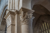 Dans le bas-côté sud, des sirènes oiseaux dans des rinceaux, représentant la séduction du mal.
