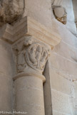 Dans le bas-côté nord de la nef, le chapiteau de l’Enlèvement d’Alexandre montrant un épisode de la légende d’Alexandre le Grand, sans doute un réemploi du 11e siècle, se trouve au revers de la façade.