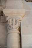 Dans le bas-côté nord de la nef, le chapiteau de l’Enlèvement d’Alexandre montrant un épisode de la légende d’Alexandre le Grand, sans doute un réemploi du 11e siècle, se trouve au revers de la façade.