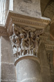 Chapiteau de la nef : Caïn et Abel présentant leurs offrandes au seigneur.
