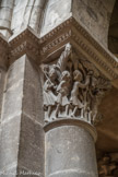 Chapiteau de la nef : Caïn et Abel. Les chapiteaux en haut relief surmontent les colonnes engagées des piliers de la nef et du chœur. Généralement datés de 1120 à 1150, les chapiteaux du chœur sont plus anciens que ceux de la nef.