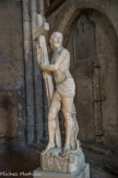 La copie représente le Christ debout, nu, les reins ceints d'une draperie - un périzonium -, conformément aux exigences de l'esthétique chaste de l'époque de la Contre-Réforme. Le visage du Christ est sévère, la victoire que le Sauveur vient de remporter sur la mort est signifiée par la Croix dressée. Contre le bois, le Christ serre un linge et un roseau de chez nous, une massette, reconnaissable à l'épi serré qui surmonte la tige. Derrière la jambe gauche, un tronc d'arbre sur lequel glissent, de même que sur le socle, quelques escargots. Ces détails font la différence avec l'original : la statue de Michel-Ange montre une corde à la place du linge, et un roseau différent. Elle a quitté les lieux en 1969. Il fallut attendre 1986 pour que la restauration fût confiée à monsieur Kopp, sculpteur à Saint-Rémy, et que la statue fût à nouveau accessible au public. Elle ne revint pas sur son socle, mais fut placée dans le Cloître avant de trouver sa place actuelle.
