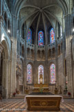 L’abside et les parties hautes du chœur et du transept sont du pur style gothique bourguignon des années 1230. Elles surmontent des parties basses romanes de 1120-1130. Deux travées droites, plus anciennes que celles de la nef, en continuent l’architecture avec de grandes arcades brisées, des piliers à colonnes engagées et pilastres cannelées et des bas-côtés voûtés d’arêtes sur doubleaux. L’abside à cinq pans, le triforium à chapiteaux sculptés et les fenêtres hautes du chœur sont d’un beau style gothique des années 1230, plus léger que celui de la nef.