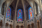 En ce qui concerne la deuxième galerie, au niveau du chœur, elle fut originairement sans balustrade, mais au cours du XIVe siècle elle se voit rajouter sur son côté sud une balustrade ajourée de quatre-feuilles. Au centre, st Vincent, à droite st Etienne. Ces  vitraux modernes (1954) qui, par le haut, inondent l'édifice de leur lumière, sont l'œuvre de Pierre Choutet.
