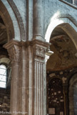 Chapiteaux du chœur : le Repas d’Emmaüs représentant le Christ et les pèlerins d’Emmaüs ainsi que l’Apparition du Christ à sainte Marie Madeleine.