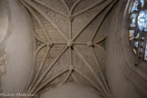 Les chapelles ont reçu un riche décor gothique et Renaissance et sont fermées par des grilles de pierre du côté sud.