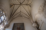 Les chapelles ont reçu un riche décor gothique et Renaissance et sont fermées par des grilles de pierre du côté sud.