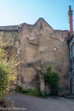 Vestiges d'une tour sur l'ancien rempart romain.
