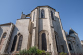 Le chevet mêle les styles roman et gothique. La grande abside polygonale à deux étages de baies et la chapelle sud sont gothiques.