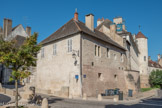 Logis de l'évêque bâti sur la muraille. L'existence d'un évêché est attestée près de la muraille dès le V ème siècle. Il englobait d'ailleurs une partie de celle-ci dès le IX ème siècle. L'évêque, seigneur de la moitié de la ville au moyen-âge, joua un rôle majeur jusqu'en 1789. Le plus illustre d'entre eux est Pontus de Tyard, poète membre de la Pléiade et humaniste qui prôna la tolérance lors de la crise religieuse au XVI ème siècle. L'évêché actuel fut entièrement reconstruit aux XVII ème et XVIII ème siècles, dans un souci d'affirmation du pouvoir épiscopal. Il se compose de trois bâtiments, d'abord organisés autour de trois cours, le premier étant installé sur la muraille elle-même, relié à une des tours d'enceinte où l'on trouvait, fin XVIII ème, les archives.