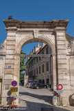 Palais épiscopal. L’entrée était magnifiée par un portail en pierre de taille, caractéristique du règne de Louis XIV, en hémicycle surmonté de vases de pierre.