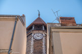 Beffroi de l'hôtel de ville. Alors que la demeure sert de lieu de réunion et de stockage des premières archives municipales, la tour escalier est surélevée, afin d'y installer des cloches: Chalon-sur-Saône possède ainsi, en 1429, un beffroi, doté d'une, puis de trois cloches municipales, voulant démontrer le pouvoir de la nouvelle institution municipale; les cloches retentissent notamment pour appeler les magistrats à siéger au conseil, pour alerter la population qu'elle doit se réunir pour élire de nouveaux représentants, mais aussi pour convier le peuple aux réjouissances et fêtes publiques. Dès 1561/les chalonnais sont autorisés à élire un maire pouf un an, rééligible.
Après le départ du pouvoir municipal en 1845, trop à l'étroit désormais dans cette demeure, l'ancien hôtel de ville a été détruit ; seul subsiste aujourd'hui le beffroi.