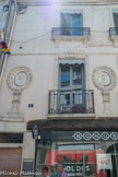 Maison Perry.
Maison ayant actuellement deux fenêtres de façade, un magasin au rez-de-chaussée, deux étages et deux lucarnes dans le toit. En 1614, l'avocat Louis Perry, alors échevin de Chalon-sur-Saône