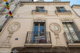 La façade de 8 m de large comprend au rez-de-chaussée une petite porte pour passer dans la cour et deux arcs pour le magasin. Trois fenêtres éclairent le premier étage. La fenêtre centrale est entourée de deux médaillons. Un homme et une femme se font face. Il s'agit peut-être de Louis Perry et de sa femme Laurence Fouquerand. Sur le bandeau qui sépare le premier étage du second, on peut lire : HINC, INDE TUETUR, (qu'on peut traduire par 