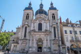 Église Saint-Pierre.
Ancienne chapelle de l'abbaye bénédictine de Saint-Pierre.
Cette vénérable abbaye, installée primitivement sur une hauteur au Nord de Chalon, à l'emplacement situé autour de l’actuelle chapelle N.-D. de la Citadelle, y demeura jusqu'en 1562, date à laquelle les Huguenots la pillèrent.
Chassés de leur couvent, les Bénédictins s'installent, alors en bordure de la place actuelle de l'Hôtel de Ville.
L'église actuelle, commencée en 1698, fut consacrée en 1713 par Mgr François de Madot, évêque de Chalon. L'architecte en fut dom Vincent Duchesne, bénédictin, et le maître d'œuvre, Vercelli, un maçon du Milanais.
L'église Saint-Pierre appartient au groupe des églises françaises de style classique, très différentes des édifices romans ou gothiques si répandus en Bourgogne et par cela même d'un réel intérêt.
