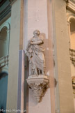 Le chœur sous coupole est peuplé de statues dont certaines sont du 17e s. : saint Pierre