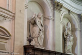 Le chœur est orné de quatre statues (moins anciennes) des Docteurs de l'Église d'Occident (de gauche à droite) : Saint Ambroise, saint Augustin,