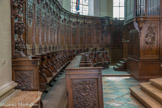 Les stalles en bois sculpté du chœur proviennent de l'abbaye de Maizières (près de Demigny).